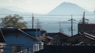 窓から見た強風の琵琶湖（3月11日16時頃）