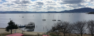 ボートいっぱいの琵琶湖南湖ホテル井筒沖（3月12日11図40分頃）