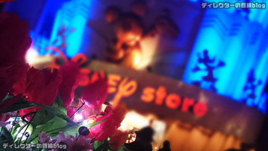 °○°2016年1月のある日の夕景の東京ディズニーシーと夜景のディズニーストア（東京ディズニーリゾート店）