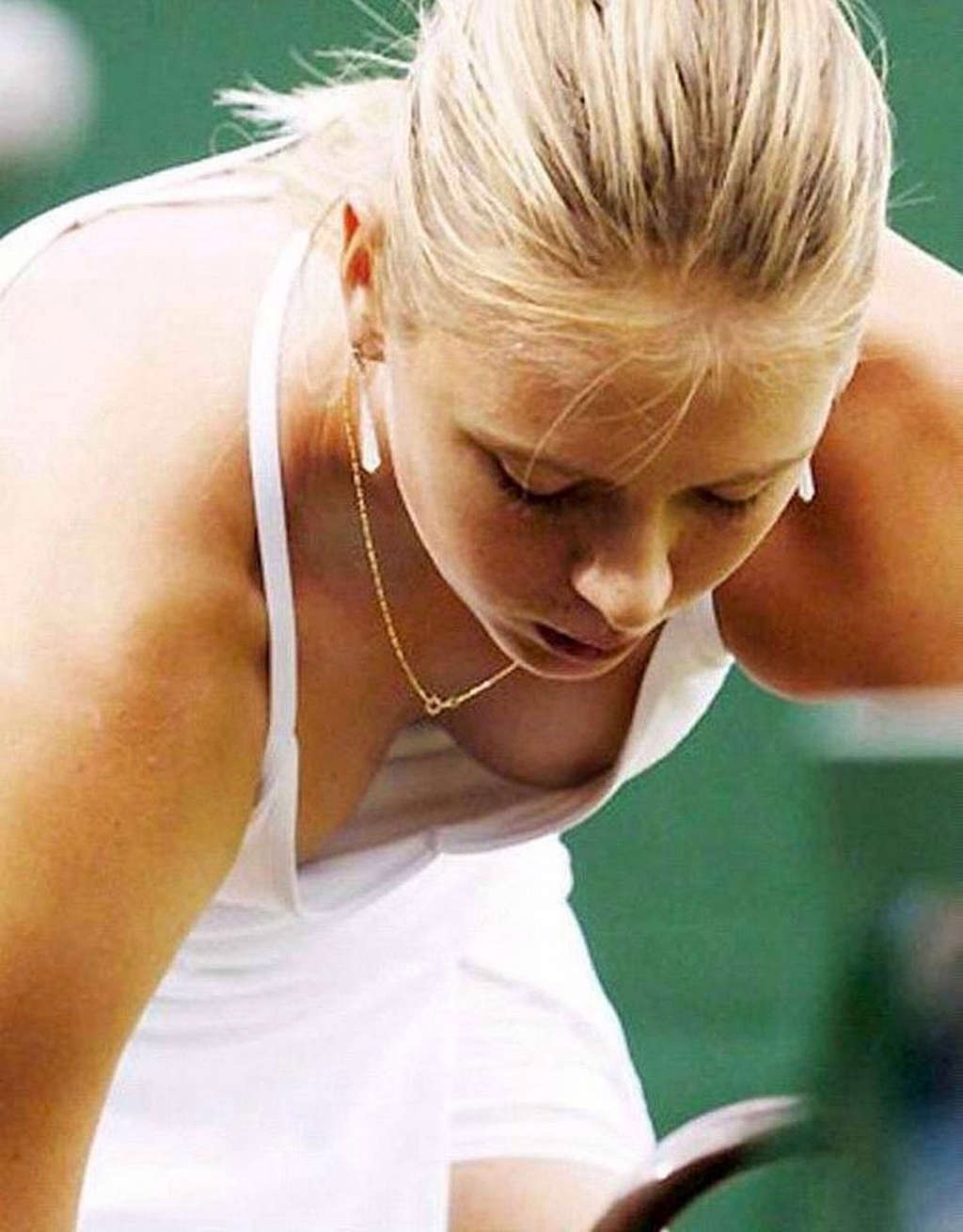 胸元ユルユルテニスウェアでおっぱいポロリしてるマリア・シャラポワ
