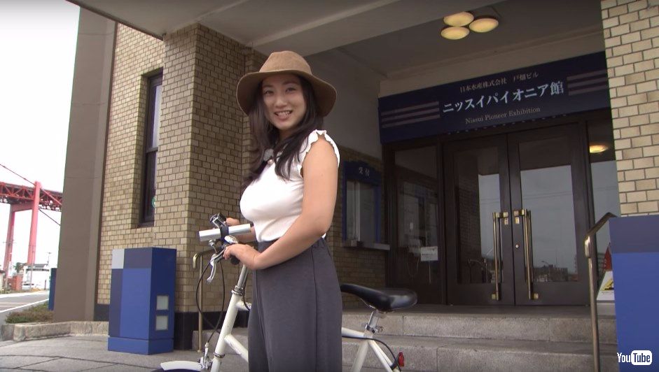 観光PR動画「北九州見チャリ！」に出演している紗綾の着衣巨乳