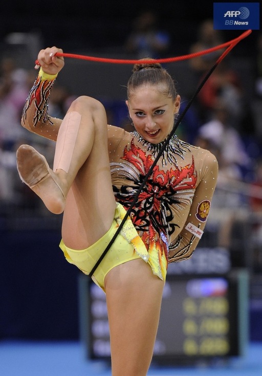 ロープがレオタードの股間に食い込む女子体操選手・カナエワ