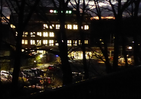 眩しい街灯・キャンパス北側の窓の明かり