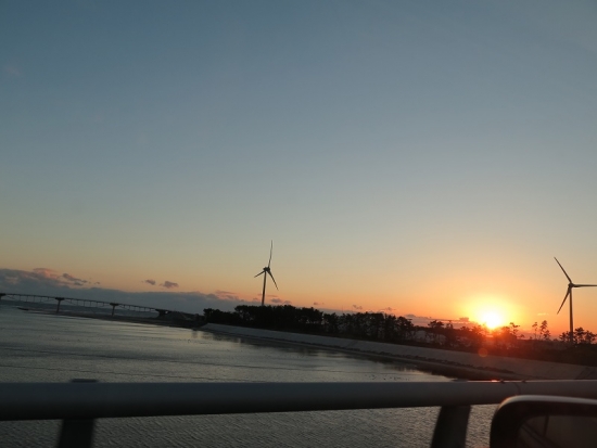 風車と橋と海