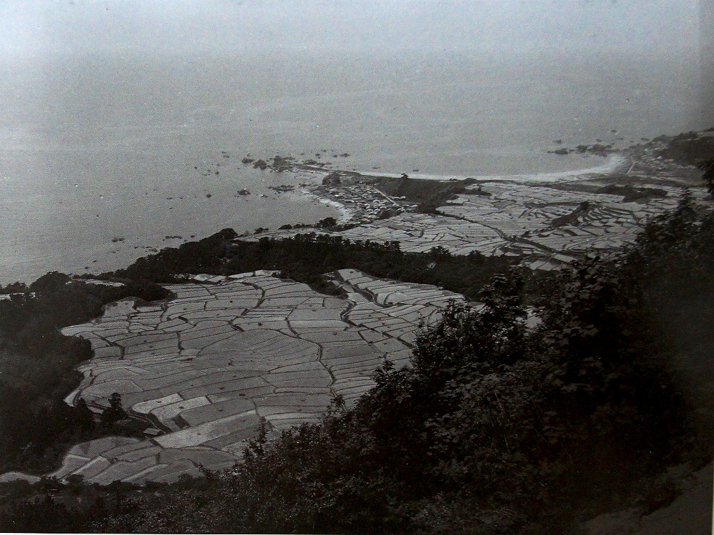 「佐渡万華鏡」 53　昭和初期　荒涼とした外海府に向かう途中の、相川町の片辺集落