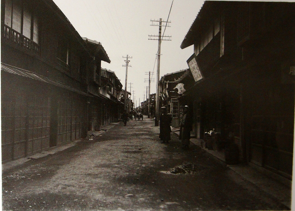 「佐渡万華鏡」 66　昭和10年頃には、鉱山で栄えた相川町中心街のかわべ菓子屋は高沢商店