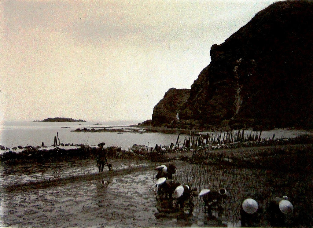 「佐渡万華鏡」164－B　昭和初期　外海府に向かう海岸の前方に、大倉トンネルが見える。