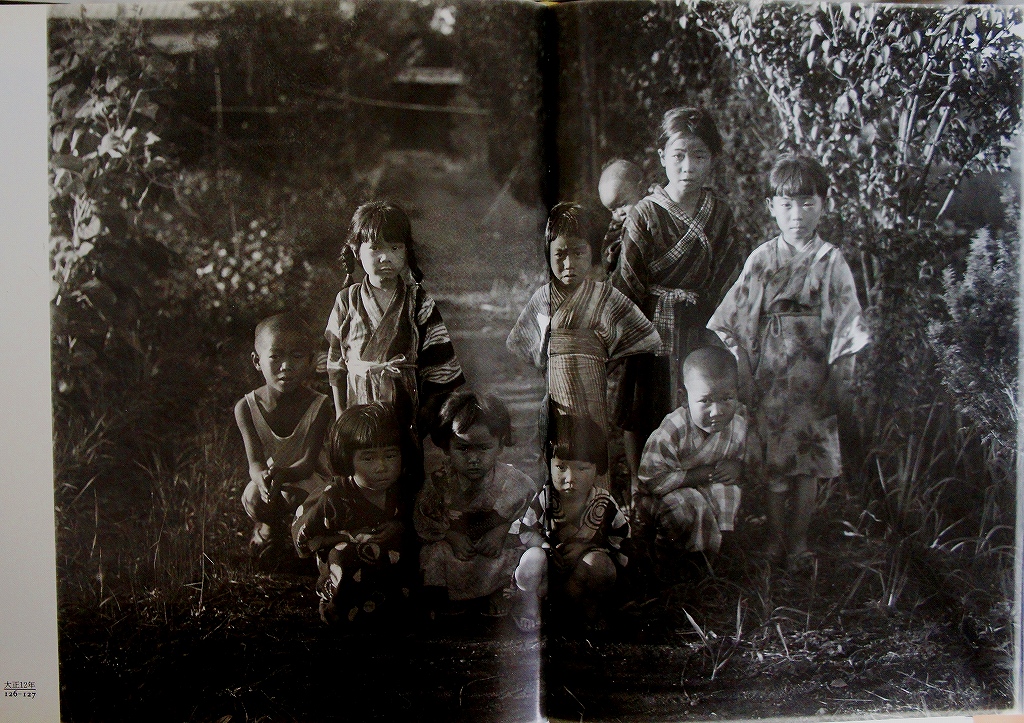 「佐渡万華鏡」 126－127　大正12年　近藤福雄宅の近所の子供たち