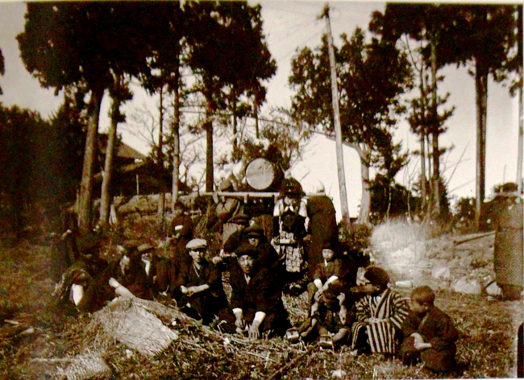 「佐渡万華鏡」 168－C　昭和初期　大和田地区の千種研智会の若者たちが舞う鬼太鼓組