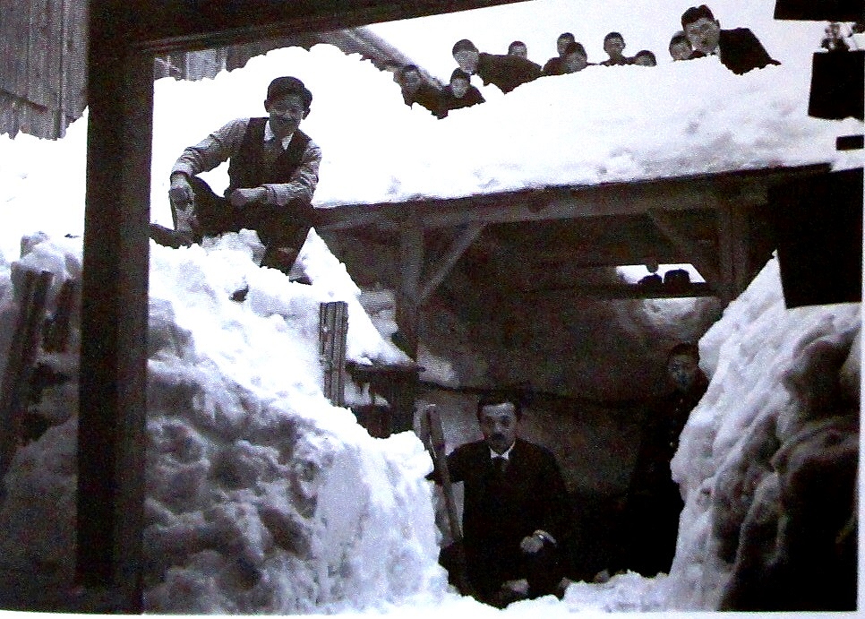 「佐渡万華鏡」92-C　昭和11年　2月、佐渡に大雪 平泉小学校の先生と生徒らが除雪をする