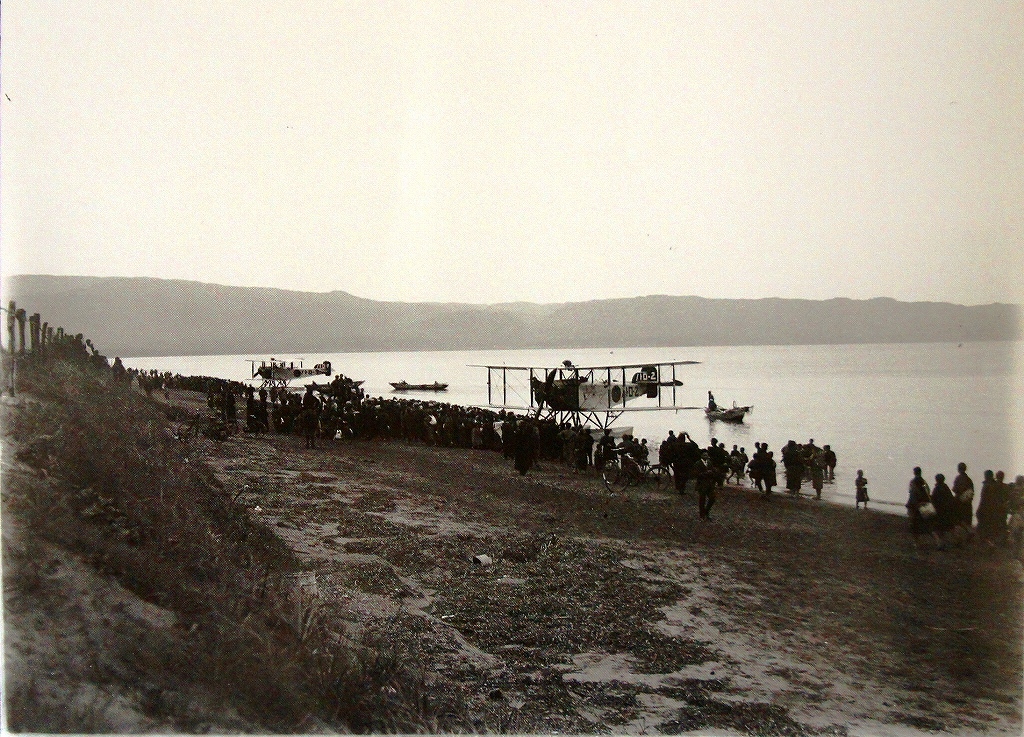 「佐渡万華鏡」 41　昭和9年、遠浅な真野湾の河原田海岸に佐渡で初の複葉水上飛行機