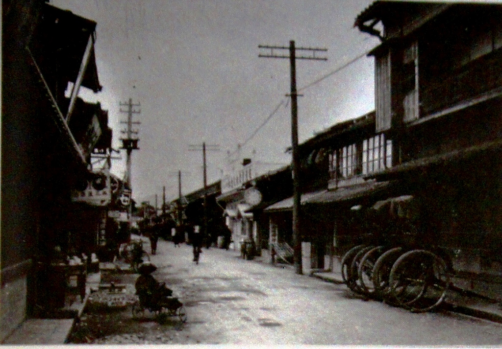 「佐渡万華鏡」 142－C　大正 <br>中期　佐和田町の界隈は、佐渡の文教地区