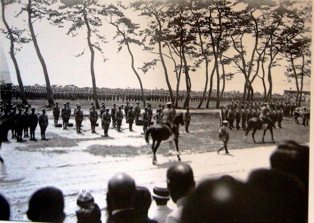「佐渡万華鏡」 179－B　昭和初期　新発田歩兵第十六連隊の閲兵式が、河原田グランドで