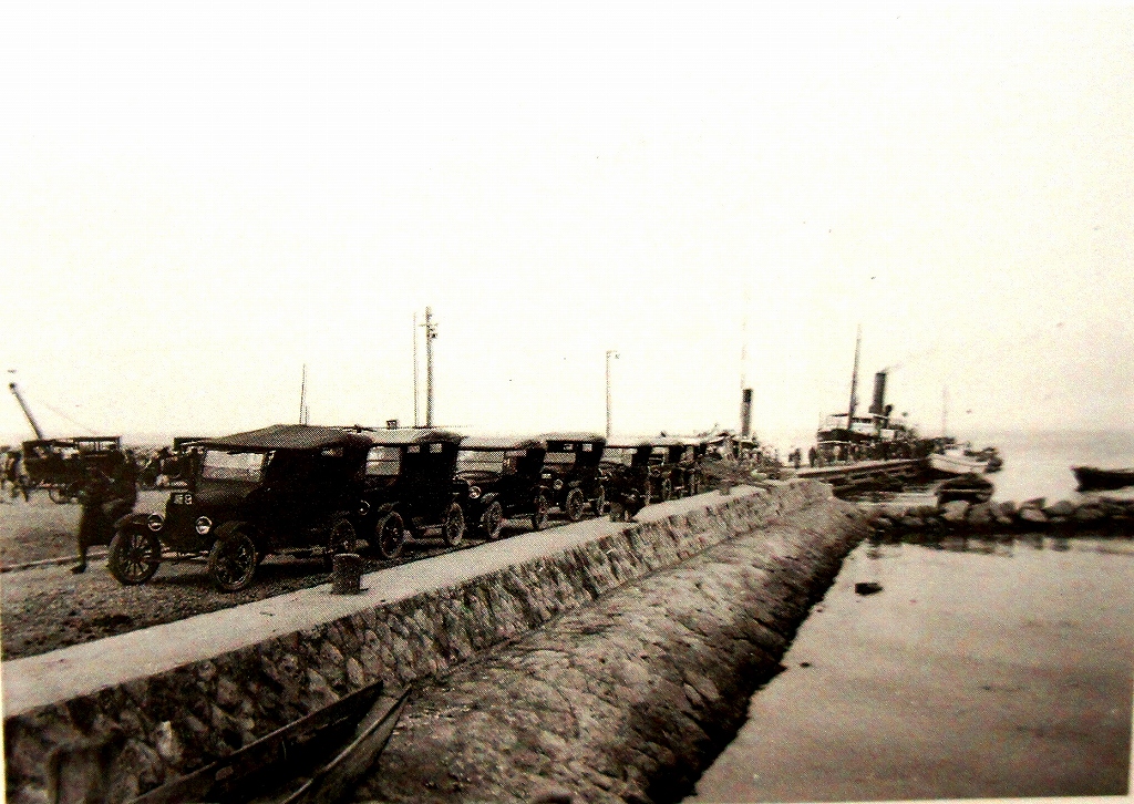 「佐渡万華鏡」 29　昭和4年佐渡の玄関口、両津港埠頭に客待ちのＴ型フォードが並ぶ。着船した第八佐渡丸
