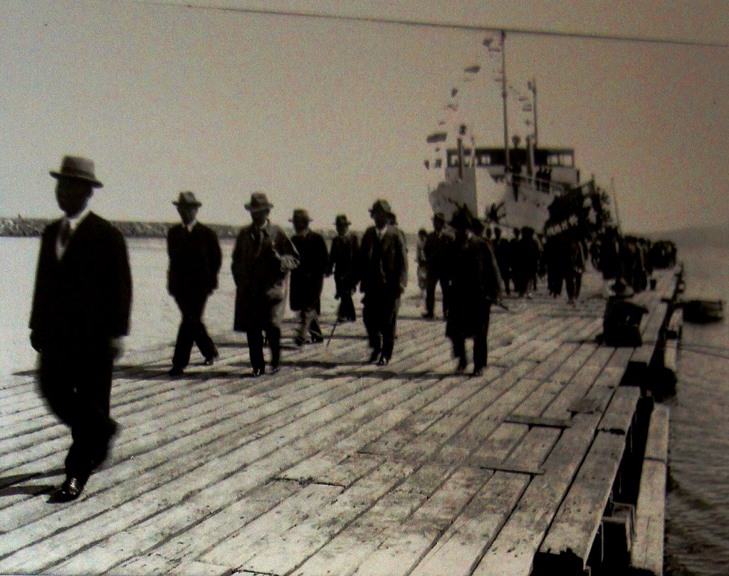 「佐渡万華鏡」 40－A　昭和9年、両津港埠頭に着いた国際観光局委員一行