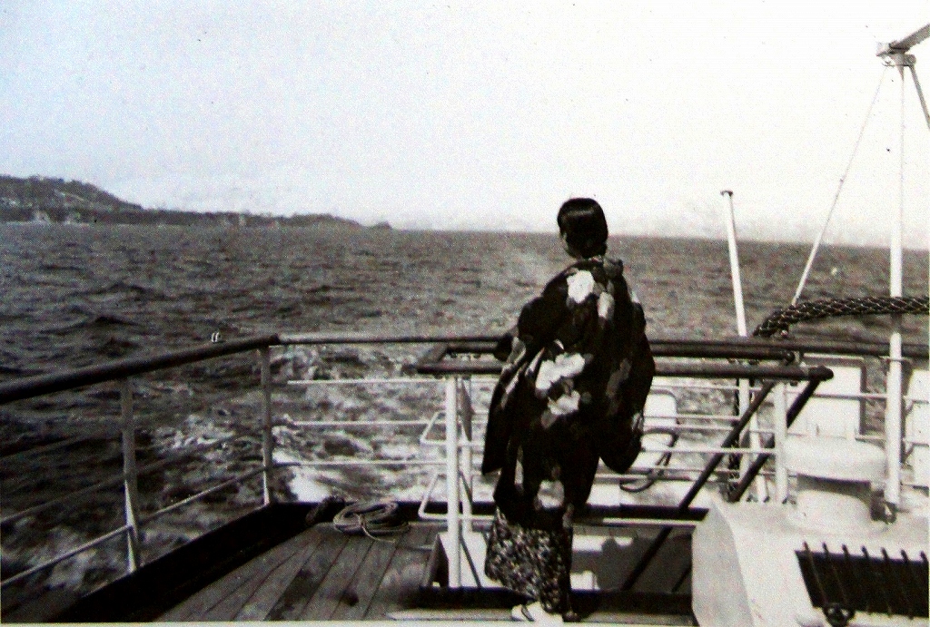 「佐渡万華鏡」 44-B　昭和7年　佐渡汽船の「おけさ丸」は、波静かな水津港沖を