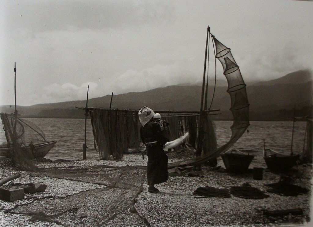 「佐渡万華鏡」 70 大正後期　淡水湖に海水が入る両津の加茂湖、畔でエビ漁網を干す