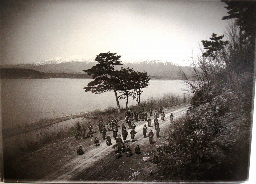 「佐渡万華鏡」 79　大正後期　両津の椎崎付近、小学生を並べて記念撮影