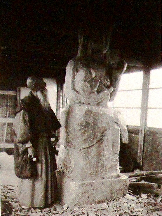 「佐渡万華鏡」 81-B　大正後期　子供を抱いた仏像を彫る親松仏巌　
