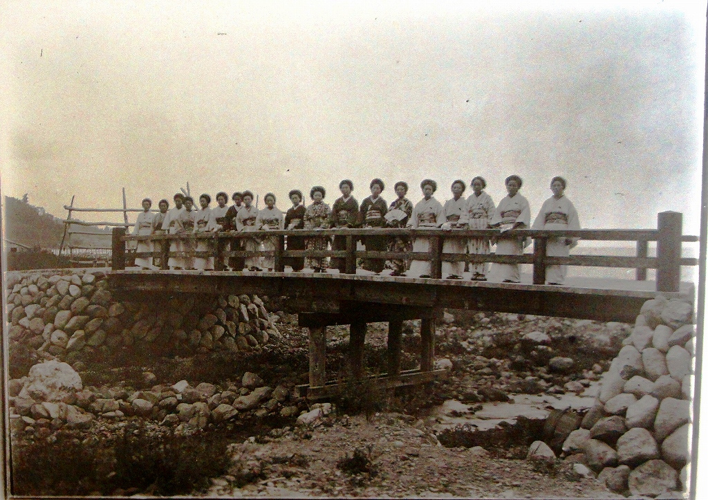 「佐渡万華鏡」 85　大正11年　和木川、両津の和木橋の上　主婦たちが勢ぞろい