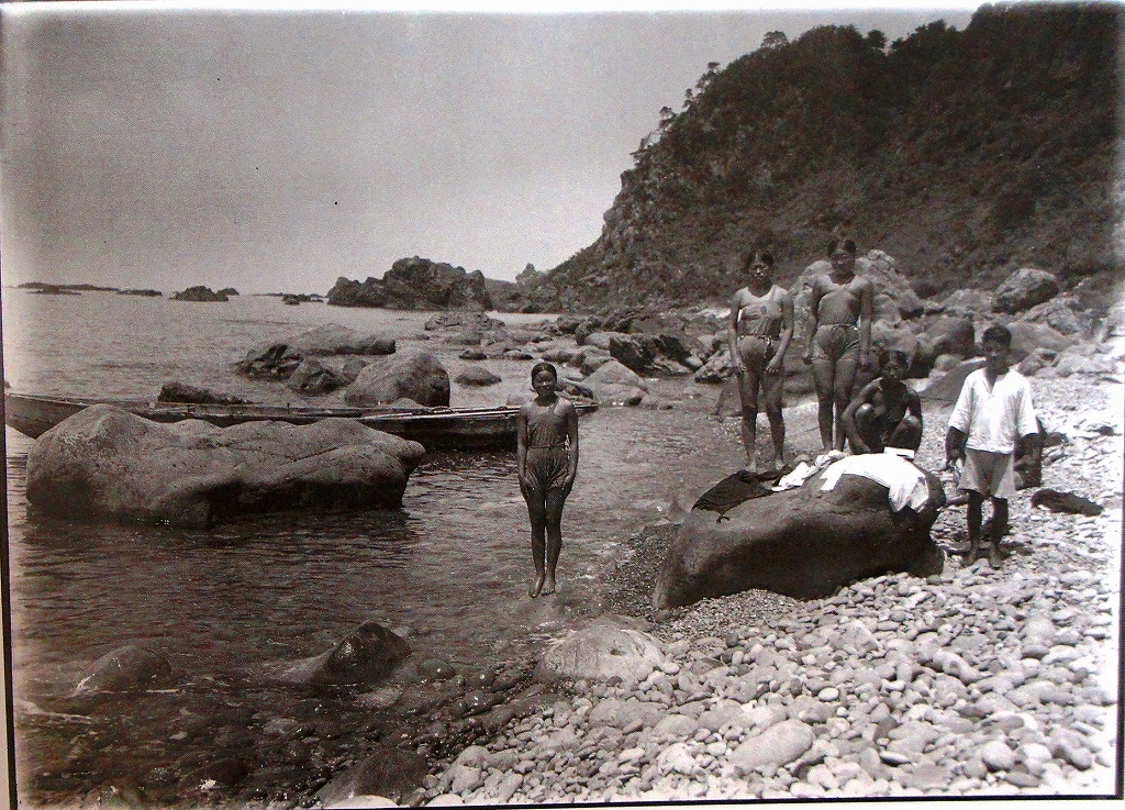 「佐渡万華鏡」 86　昭和8年　外海府の真更川海岸　女性たちの水着姿にも、昭和時代の流行