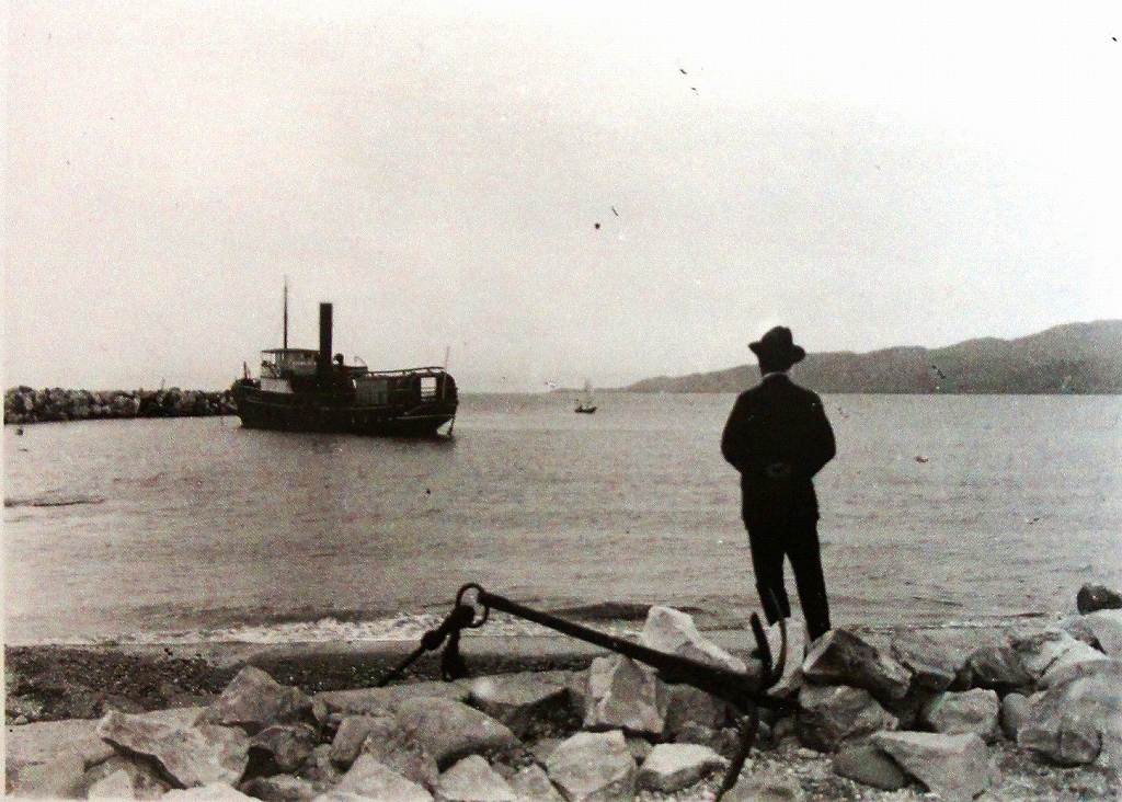 「佐渡万華鏡」44－A　大正後期　海岸には船を係留する錨が置かれていた両津港