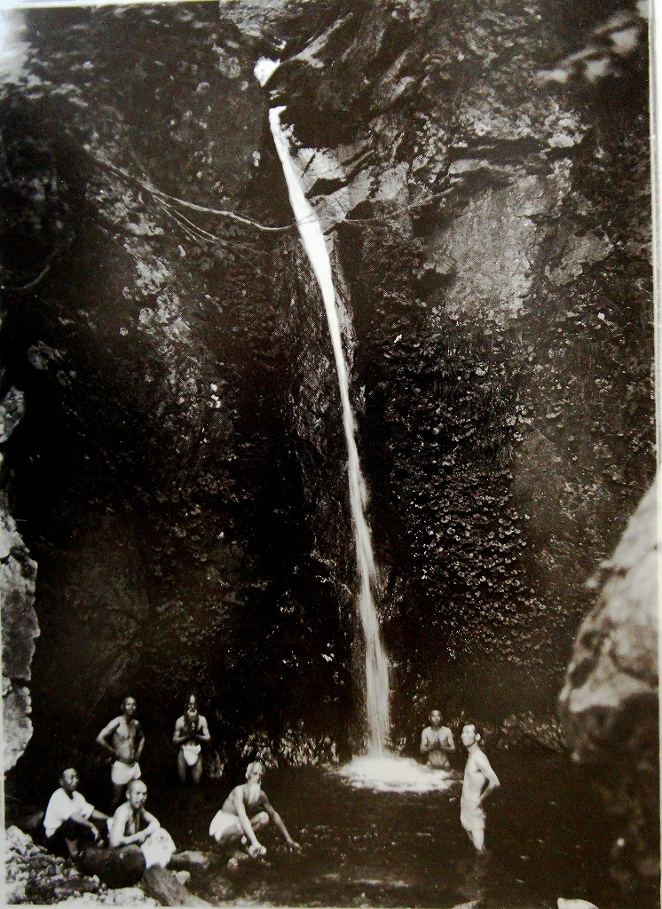 「佐渡万華鏡」55　昭和7年　両津町和木川上流の「法力和光滝」、落差約40mの滝壷