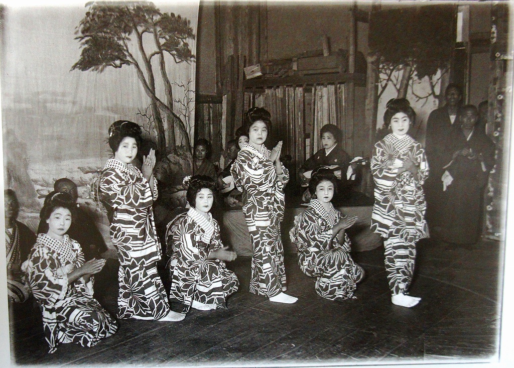 「佐渡万華鏡」 23　昭和2年　華やかに踊りで“ハアリヤサーサッサー”の手拍子に乗せて、お客たちを喜ばせる