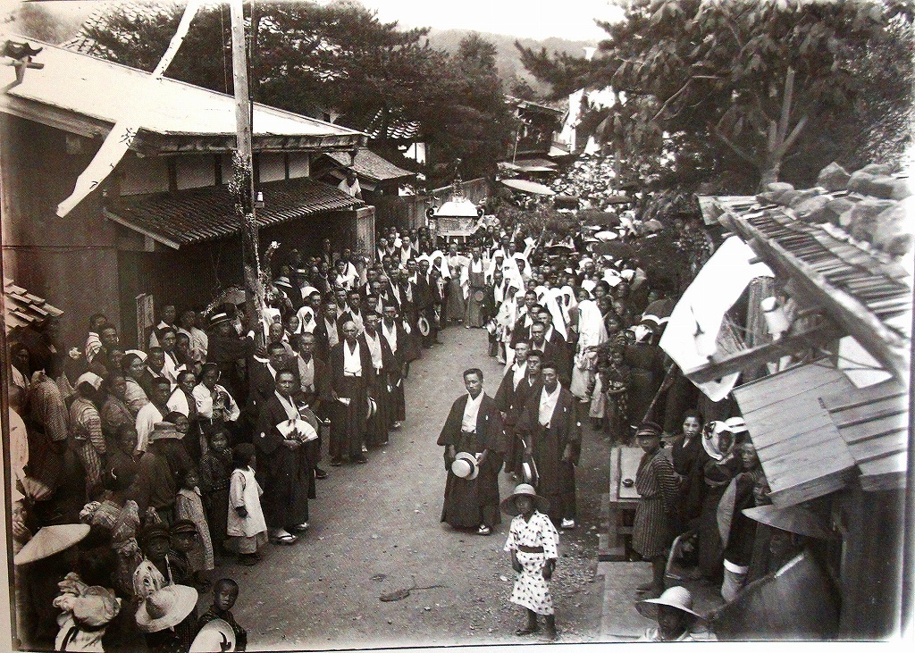 「佐渡万華鏡」 82　大正後期　国仲地方のお葬式　親族の女性が、白い布「イロ着」を被って