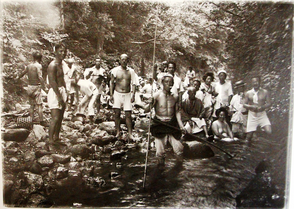 「佐渡万華鏡」87　昭和初期　清流の小川で小魚の串焼をして、初夏の休日を楽しむ人達