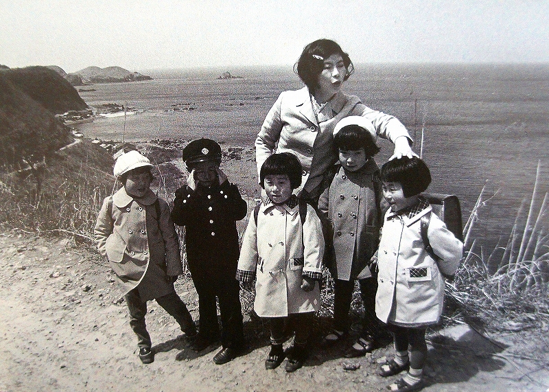 鷲崎 昭和45年4月7日　新潟からの新米の先生と新1年生。学校から3キロ離れた藻浦集落の生徒を先生が送る。
