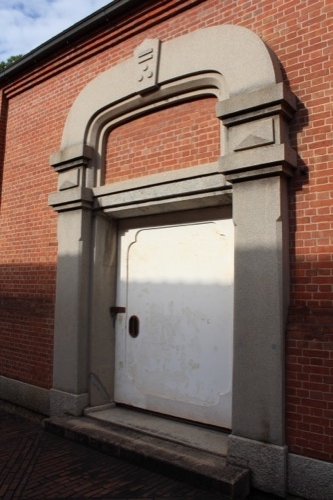 0062：倉敷アイビースクエア 記念館入口（上には「二三のマーク」）