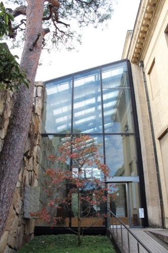 0063：大原美術館 本館左側に敷設したガラス空間