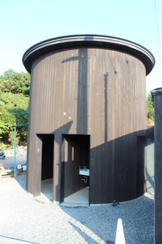 0071：家プロジェクト「南寺」 同じ外壁仕様のトイレ（安藤建築?）