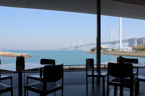 0073：香川県立東山魁夷せとうち美術館 カフェスペースから瀬戸大橋を眺める