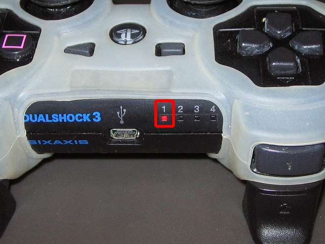 XInput Wrapper for DS3 USB ケーブルを抜いた PS3 コントローラー（デュアルショック 3）はポートランプ全部がしばらく点滅した後に、Bluetooth USB アダプターと接続できれば、画像のように点灯状態になり Bluetooth 接続に切り替わる