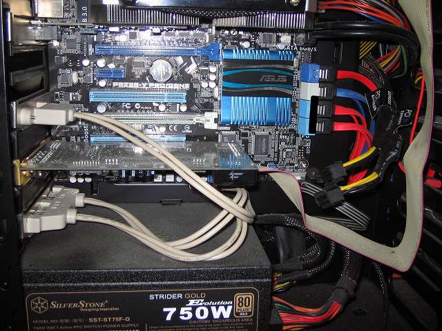 GIGABYTE GV-N970G1 GAMING-4GD 取り付けのため、ZOTAC GeForce GTX 570 ZT-50203-10M 取り外したところ、マザーボードは ASUS P8Z68-V PRO/GEN3