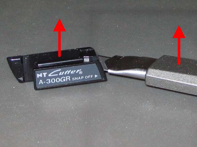 エヌティー（NT） 軽作業用カッター A-300GRP 刃の折り線を下に向けて折ることが可能
