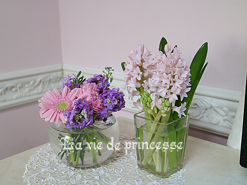 ダイニング 今週のお花はガーベラとストック 切り花にしたヒヤシンスのふたつを飾りました La Vie De Princesse