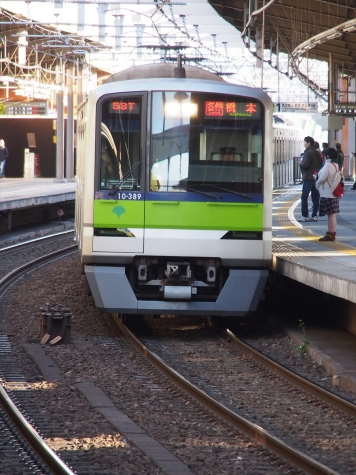 都営地下鉄 新宿線 10-300形 電車