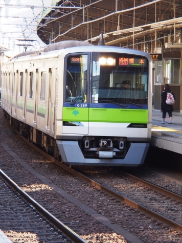 都営地下鉄 新宿線 10-300形 電車