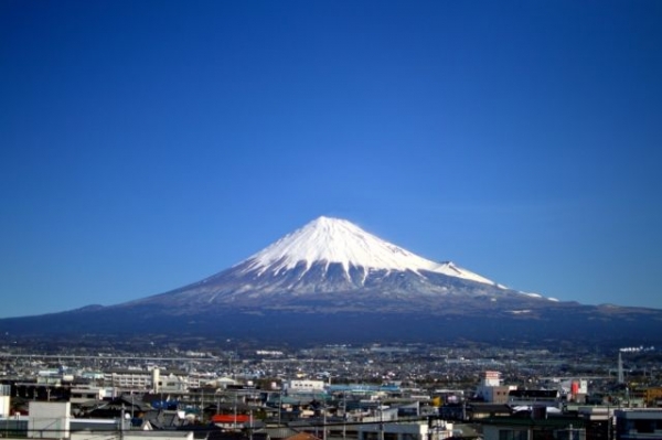 【土砂】富士山で「スラッシュ雪崩」が発生！大雨影響か 