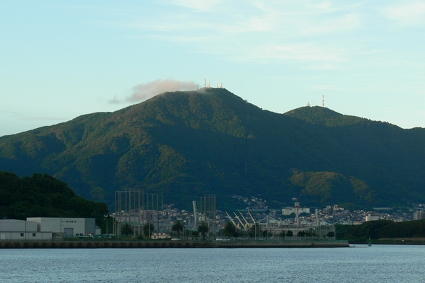皿倉山（中央）と権現山（右）