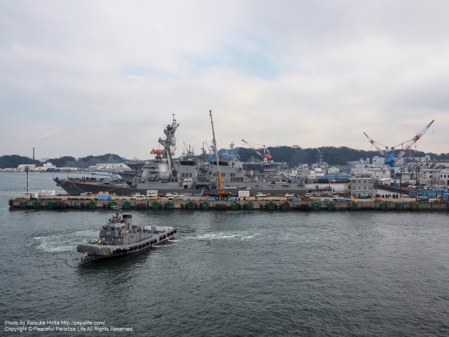 自衛隊タグボートと米海軍の艦船
