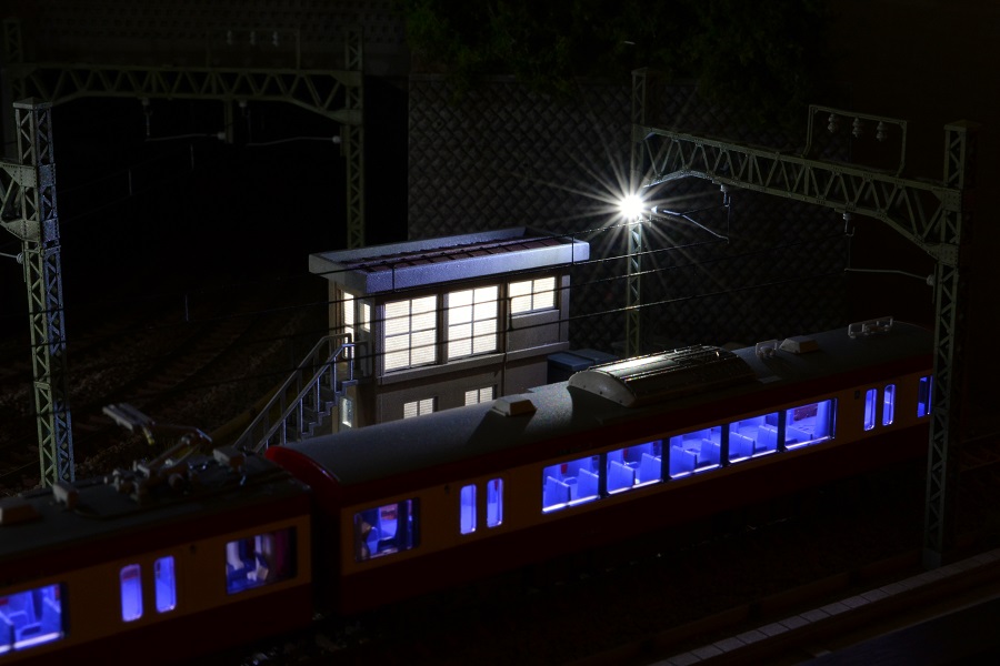Ｎゲージ用　[９０ｃｍ×３０ｃｍ]\n架線柱ヤード灯つき電車区機関区　照明付